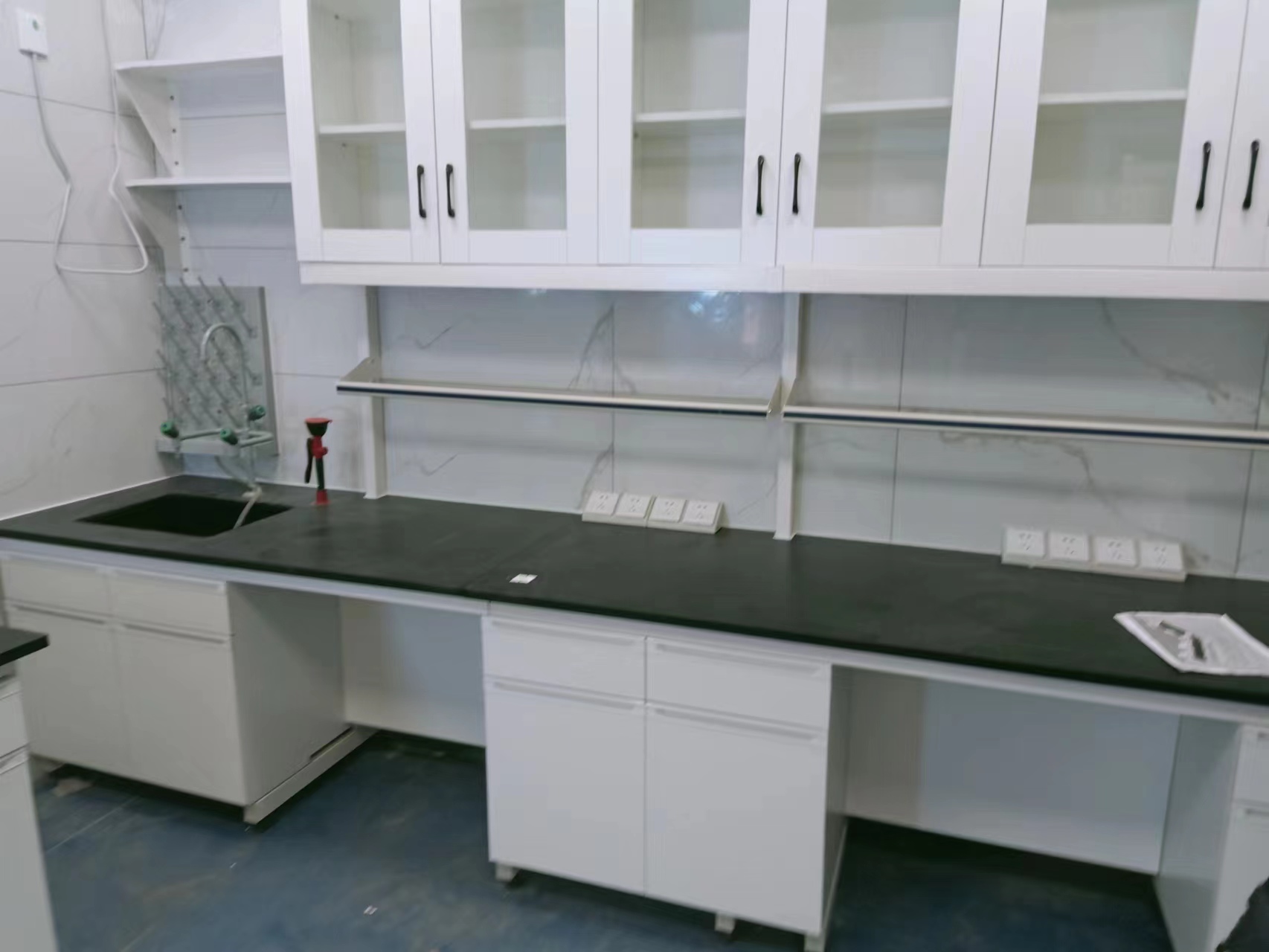 鋼木實驗臺帶吊柜灰白色 鋼木實驗臺帶吊柜灰白色